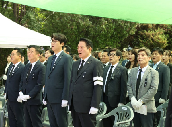 2 지난 6일 만안구 안양5동 현충탑에서 열린 제71회 현충일 추념식에서 최대호 안양시장(첫 줄 오른쪽 첫 번째)과 참석자들이 애국가를 제창하고 있다.jpg